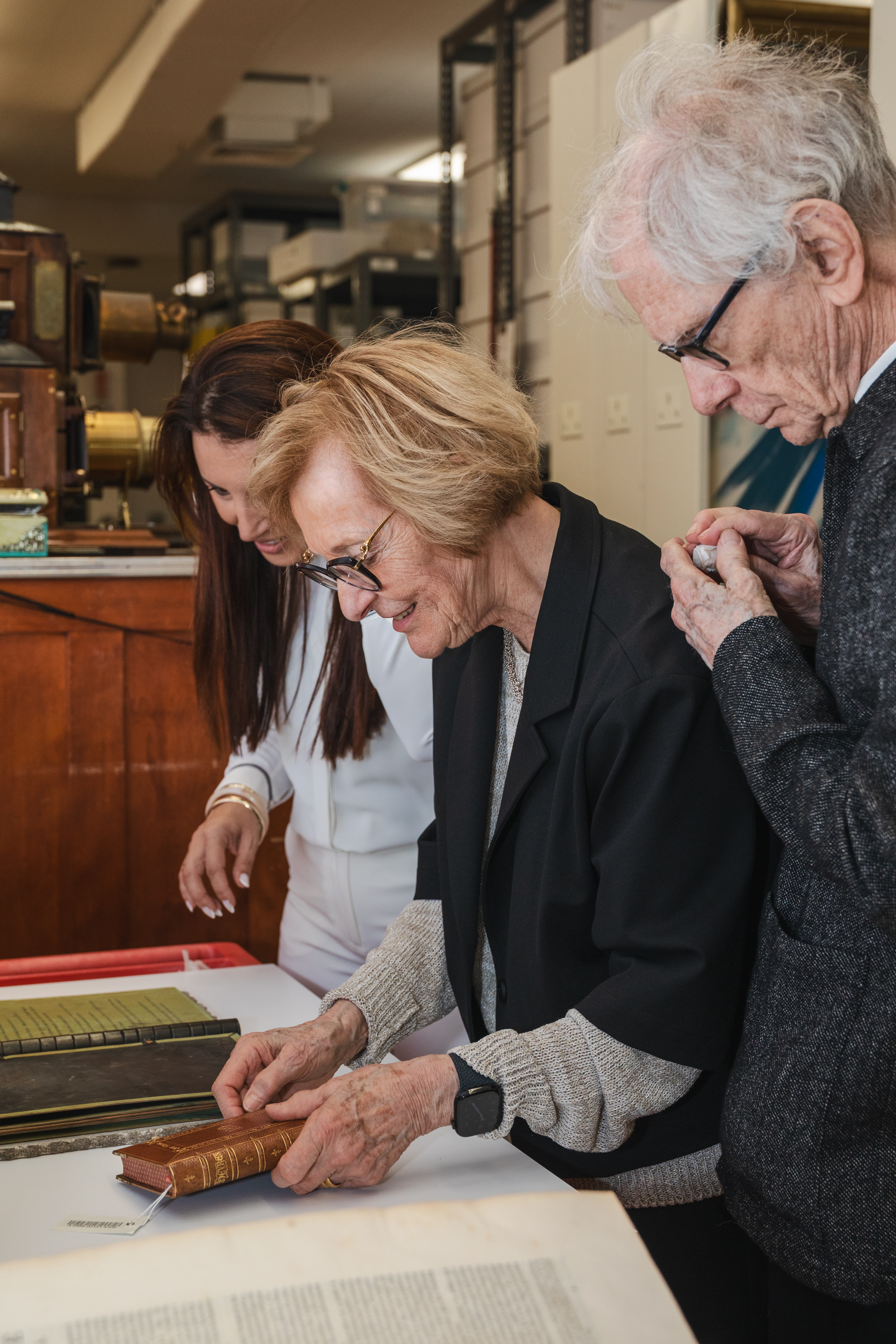 Loubna Ghaouti, directrice de la Bibliothèque, Jocelyne Bergeron et Claude Violette en visite aux collections d’objets et de spécimens de l’Université Laval. 