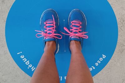 Photo de pieds sur la pastille du concours
